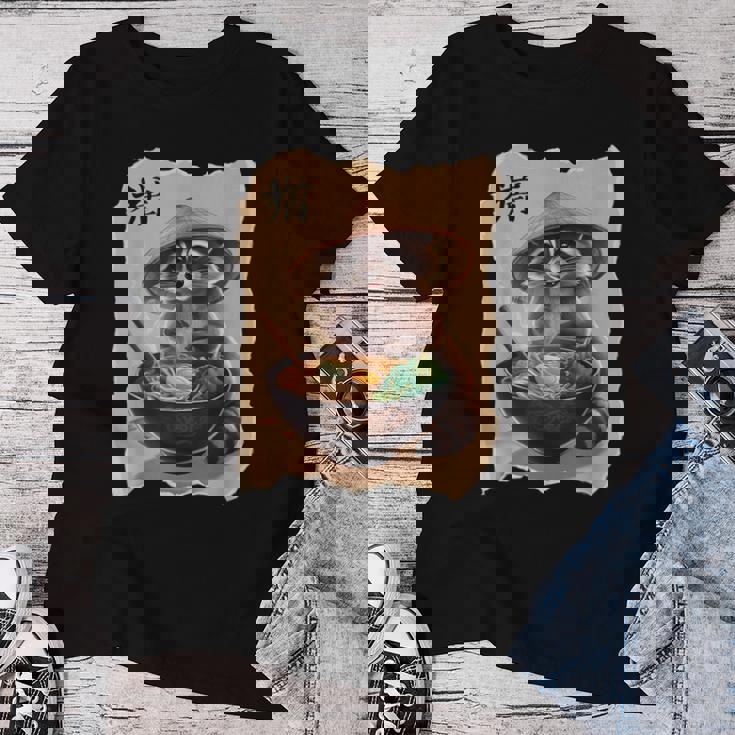 アライグマ 男性 女性 かわいい 食べる ラーメン 和 タヌキ レディースTシャツ 面白い贈り物