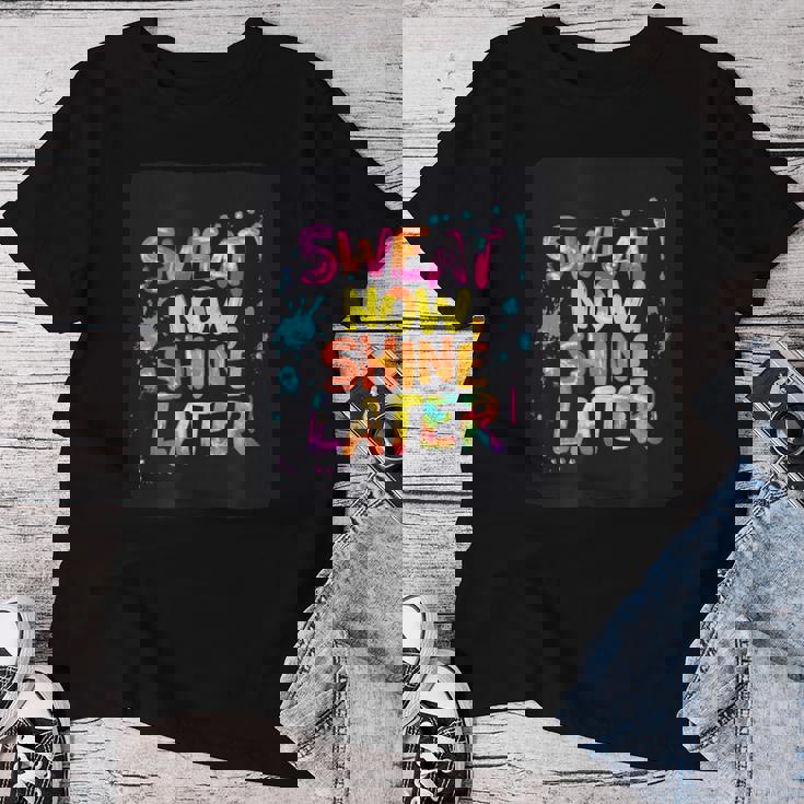 カラフルな汗が今輝き、男の子と女の子のためのステートメント。 レディースTシャツ 面白い贈り物