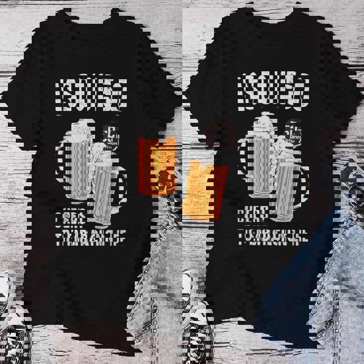 五十歳 五十路 ビール好き 酒好き 父 母 男性 女性 50歳お祝い Cheers To Embracing Life レディースTシャツ 面白い贈り物