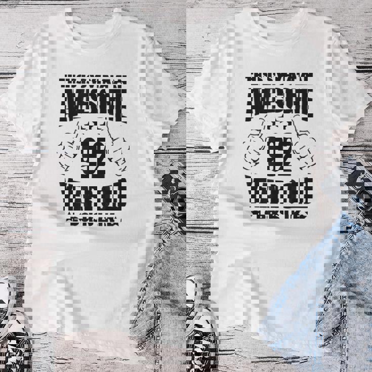 92歳の誕生日 女性 男性 素晴らしい92歳のおばあちゃん レディースTシャツ 面白い贈り物