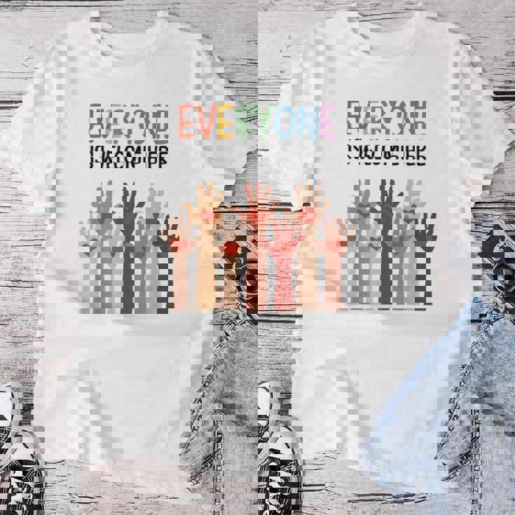 Everyone Is Welcome Here アイダホ 教師 男性 女性 キッズ レディースTシャツ 面白い贈り物