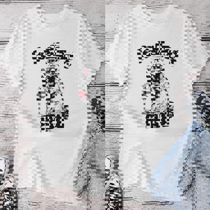 Feeling Feral アライグマ ミーム アルコール 飲酒 恋人 男性 女性 レディースTシャツ 面白い贈り物