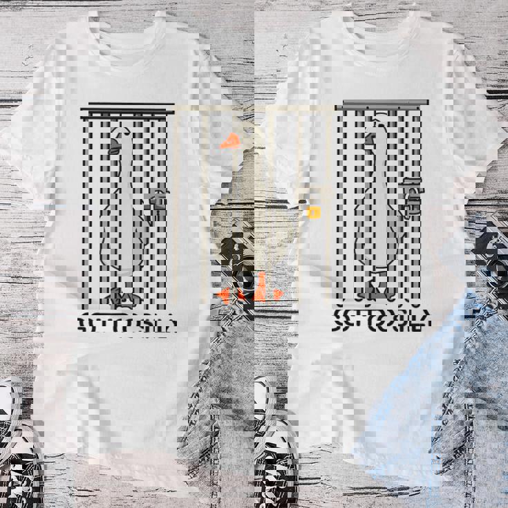 Goose Got Tooilly Hilariousilly Goose Gese Duck Meme レディースTシャツ 面白い贈り物