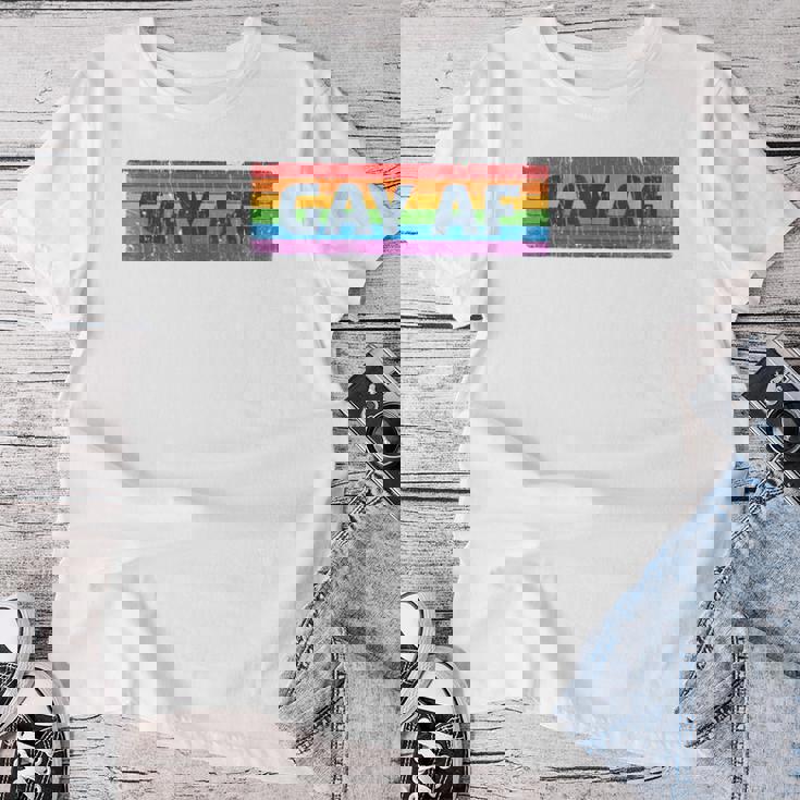 Lgbtq Gay Af Pride Lgbt Ally Rainbow Flag Retrointage レディースTシャツ 面白い贈り物
