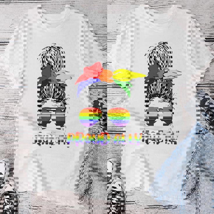 Messy Bun Proud Ally Pride Flag Love Lgbt レインボー サングラス レディースTシャツ 面白い贈り物