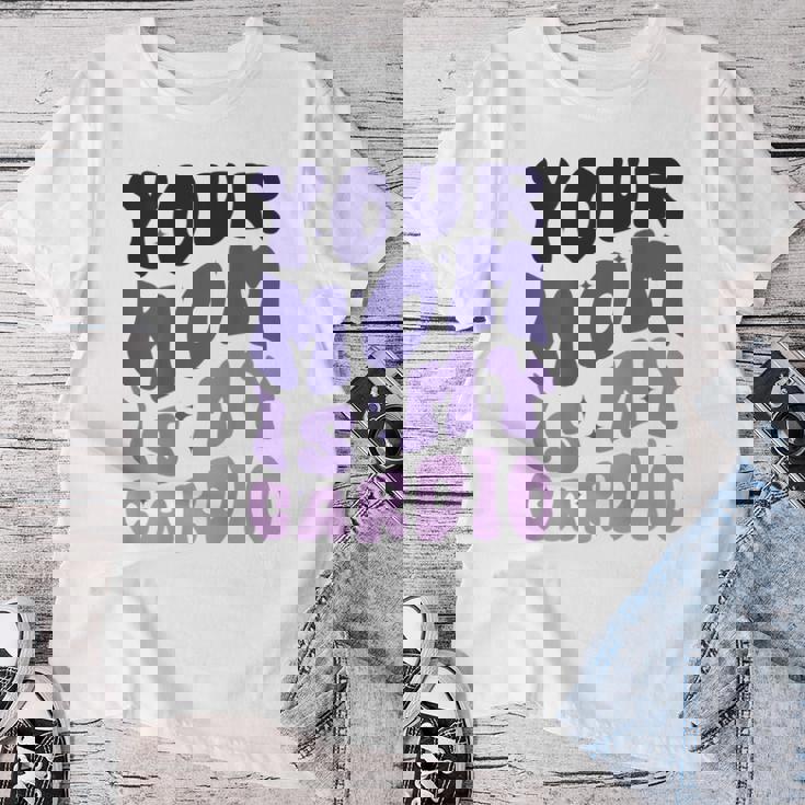 Your Mom Is My Cardio On Back 母の日 レディース メンズ レディースTシャツ 面白い贈り物