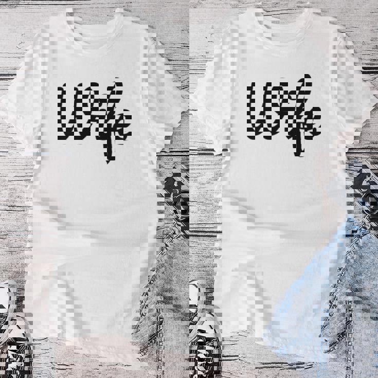 【Wife】妻 嫁 奥さん シンプル おしゃれ 英語 英文字 夫婦お揃い 結婚祝い カップル ペアルック おもしろ ペア レディースTシャツ 面白い贈り物