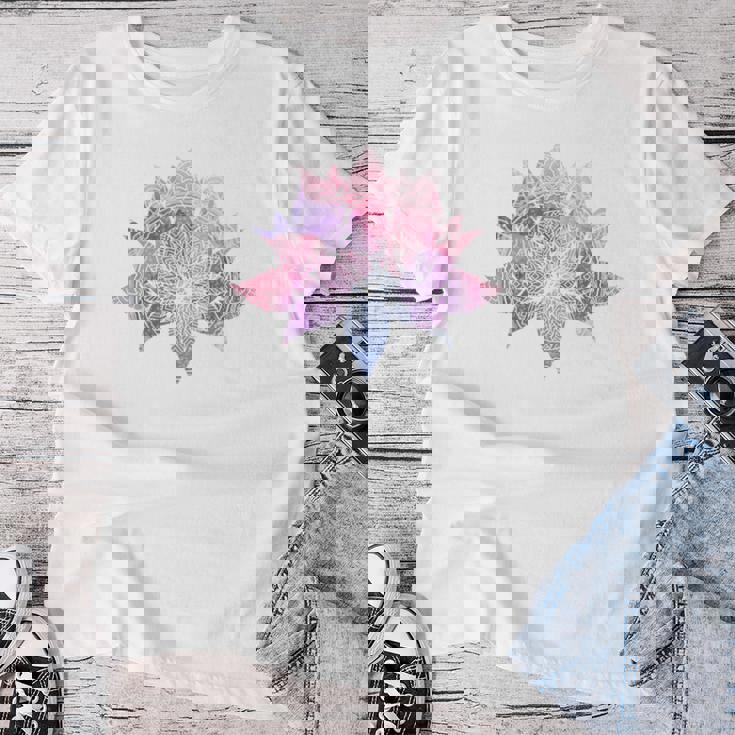 ヨガ 瞑想 カラフル ボーホー ロータス 曼荼羅 蓮の花 レディースTシャツ 面白い贈り物