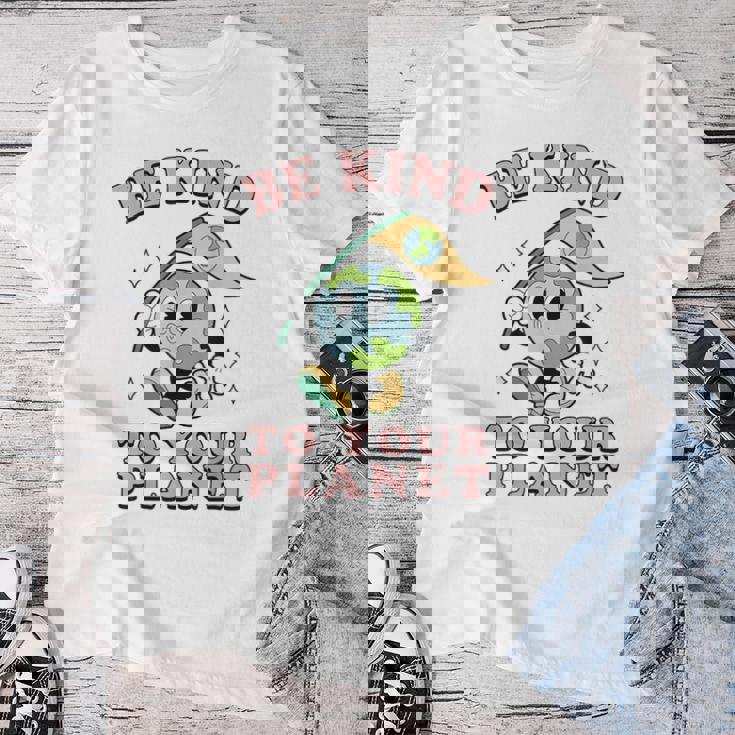 レトロ グルービー Be Kind To Your Planet Earth Day 70年代 80年代 4月 レディースTシャツ 面白い贈り物