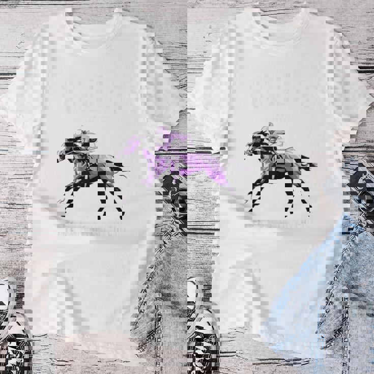 喜寿祝い 競馬好き うま 馬好き 父 母 男性 女性 77歳お祝い Life's Race Always Chase レディースTシャツ 面白い贈り物