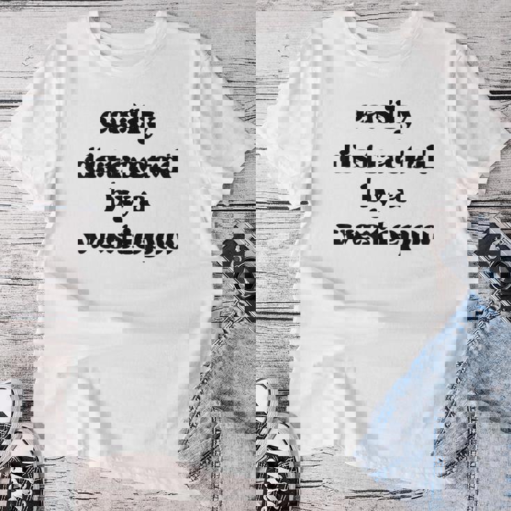 犬に気を取られる-犬のお父さんお母さんウェスティ・プードル・ウェスティプー レディースTシャツ 面白い贈り物