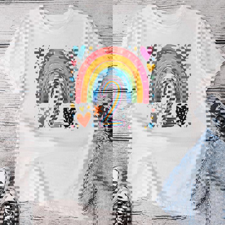 私はもう2歳 女の子のためのかわいいレインボーバースデーデザイン レディースTシャツ 面白い贈り物