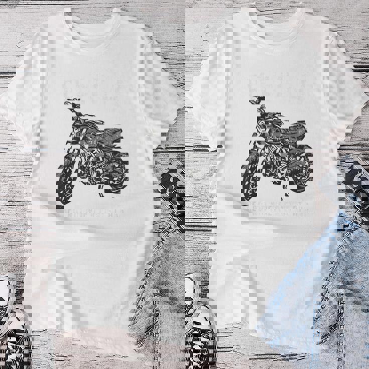 緑寿祝い バイク好き 車好き 父 男性 女性 クラシック 66歳 The Road Never Ends At 66 レディースTシャツ 面白い贈り物