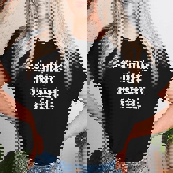 Atumble Might Prevent A Fall 小さな失敗は大きな失敗を防ぐ 英語 文字入り 格言 レディースTシャツ 彼女への贈り物