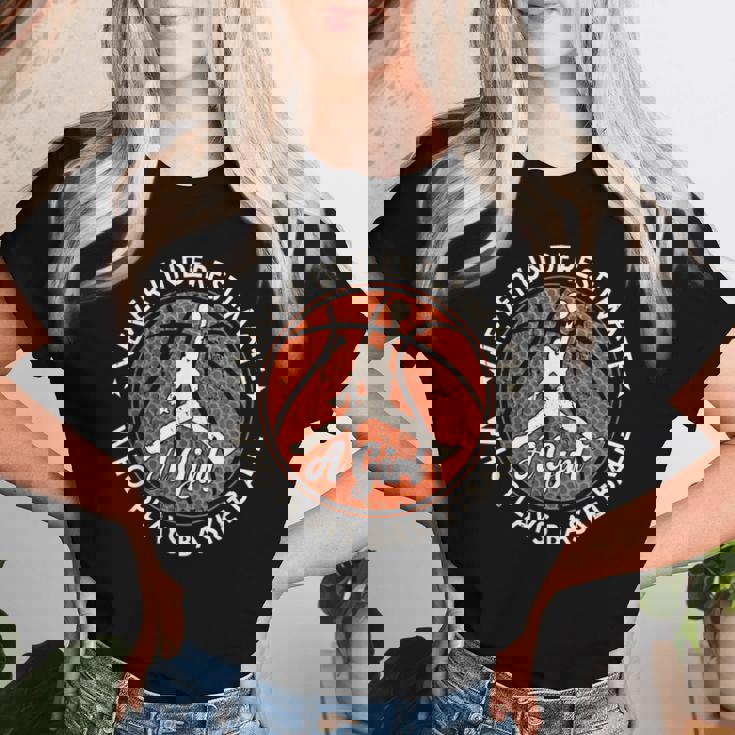 Basketball Never Underestimate A Girl Who Plays Basketball レディースTシャツ 彼女への贈り物