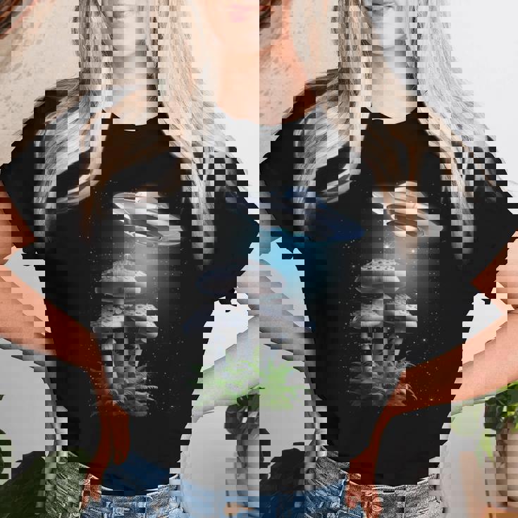 Ufo Hovering Over Weird Mushroomsci-Fi Magichrooms レディースTシャツ 彼女への贈り物