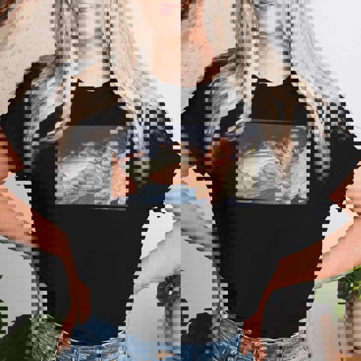 Girl On It 「ソファの上のセクシーなビキニモデル」 レディースTシャツ 彼女への贈り物