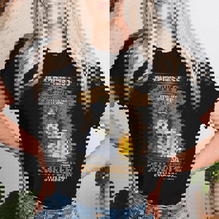 Happiness Is An Old Man With A Beerchnauzeritting Near Near レディースTシャツ 彼女への贈り物