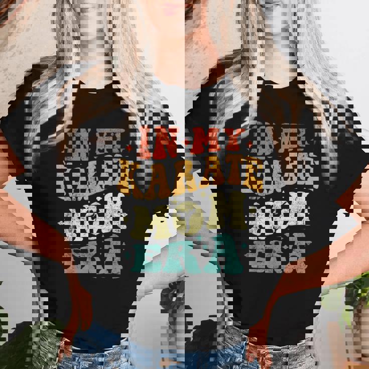 In My Karate Mom Era 面白い 空手 ママ ヴィンテージ 母の日 レディースTシャツ 彼女への贈り物