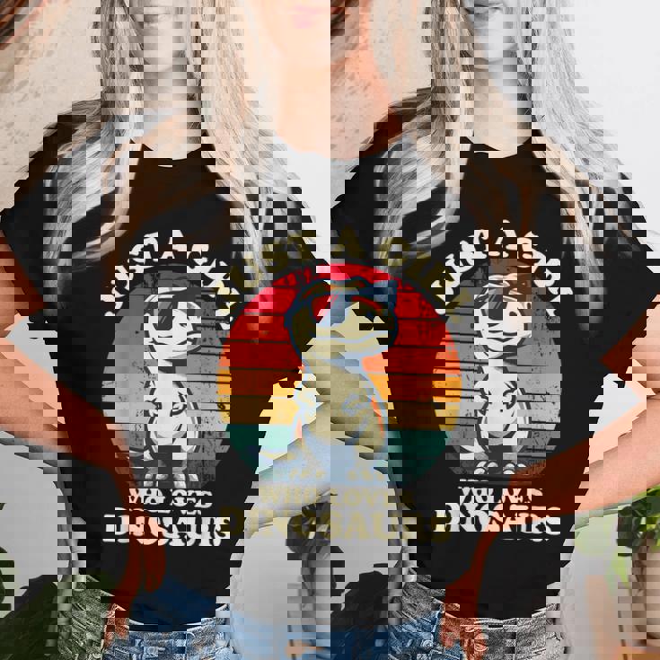 Just A Girl Who Loves Dinosaurs おもしろレトロ恐竜 T-Rex レディースTシャツ 彼女への贈り物