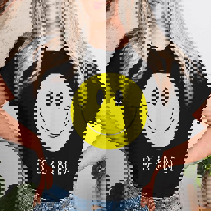 Be Kind かわいい イエロー スマイル フェイス シャツ スマイル フェイス ハピネス レディースTシャツ 彼女への贈り物