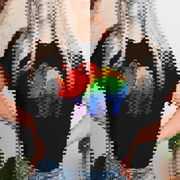 Lgbt 力強い虹色のサイ Rainbow Rhinoceros Graphic レディースTシャツ 彼女への贈り物