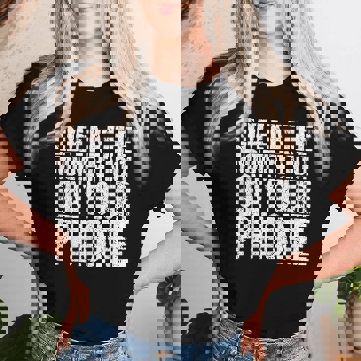 Live In The Moment Not On Your Phone Health Wellness レディースTシャツ 彼女への贈り物