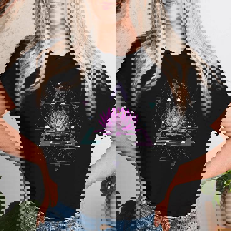 Lotus Floweracred Geometry Yoga Meditationpiritual Zen レディースTシャツ 彼女への贈り物