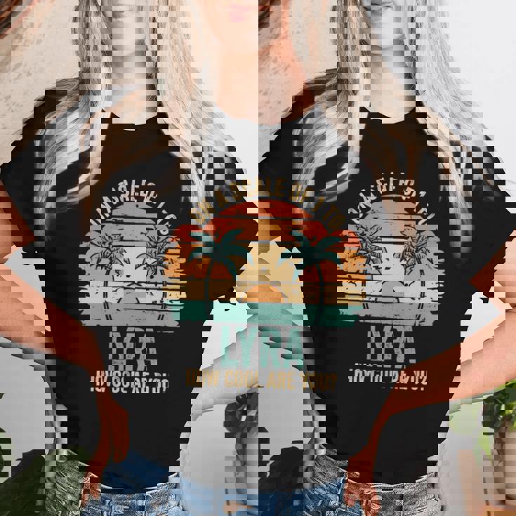 Lyra Cute Retro Girls Groovy Lyra Personalized Name 長袖tシャツ レディースTシャツ 彼女への贈り物