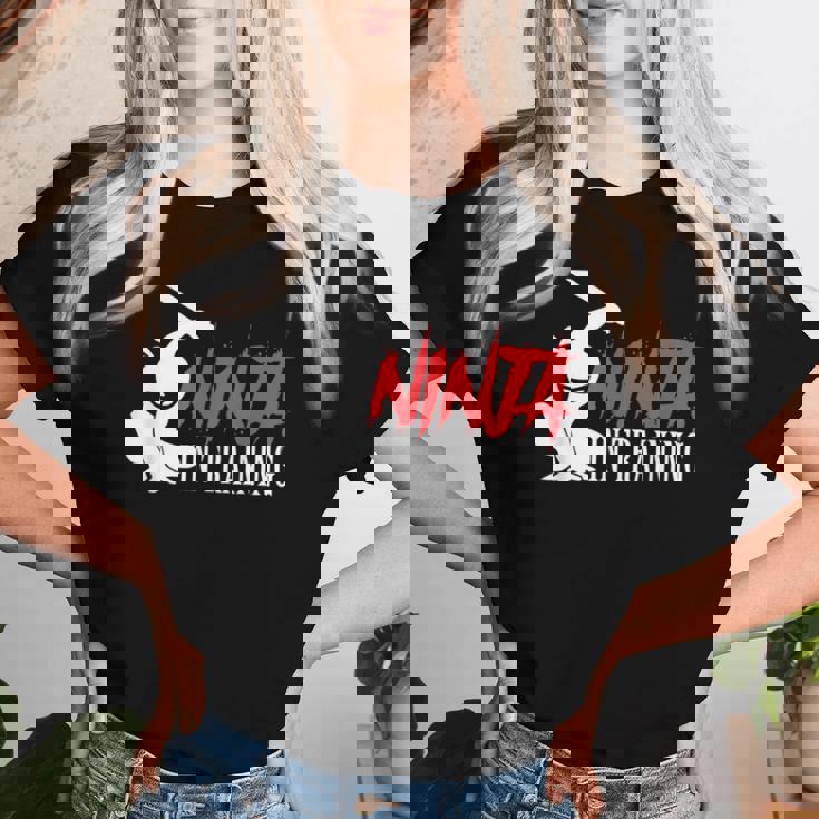 Ninja In Training 面白い忍者誕生日ギフト 男性 女性 子供 レディースTシャツ 彼女への贈り物