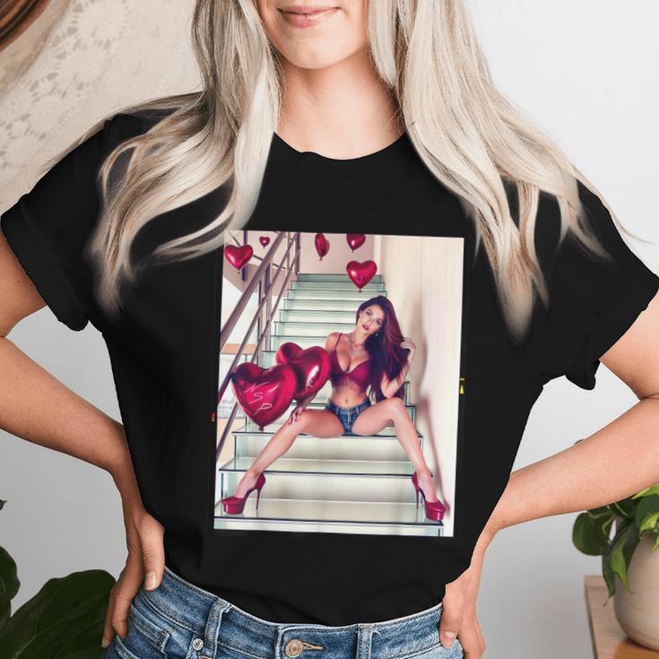 Pinup Girls 「バルーン付きセクシー赤毛ピンナップ1」 レディースTシャツ 彼女への贈り物