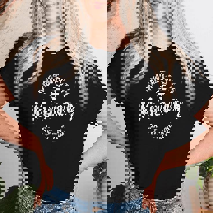 Promoted To Mommy 2025 レディースTシャツ 彼女への贈り物