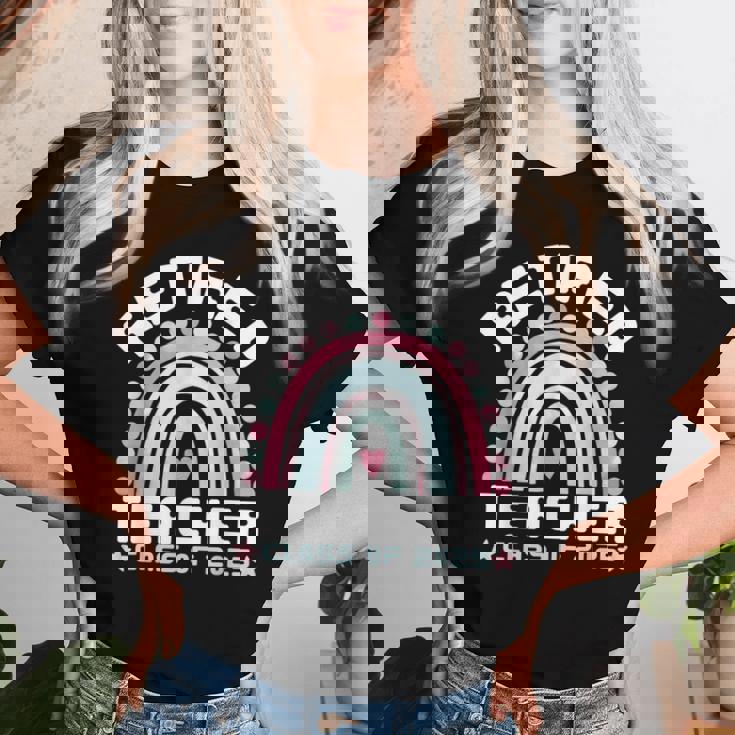 Retired Teacher Class Of 2025 Rainbow Retro Graduation レディースTシャツ 彼女への贈り物