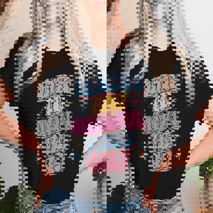 Very Demureery Mindfulibes Only Cute Retro Girls レディースTシャツ 彼女への贈り物