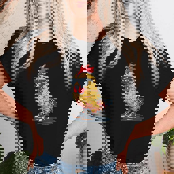 おもしろチキンウェア サングラスと靴 男の子と女の子向け レディースTシャツ 彼女への贈り物