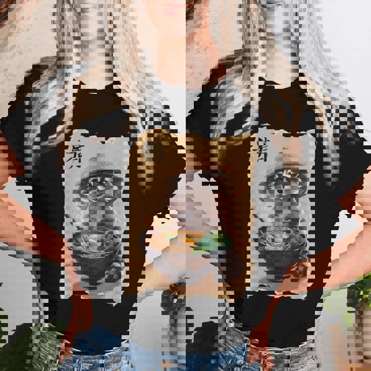 アライグマ 男性 女性 かわいい 食べる ラーメン 和 タヌキ レディースTシャツ 彼女への贈り物