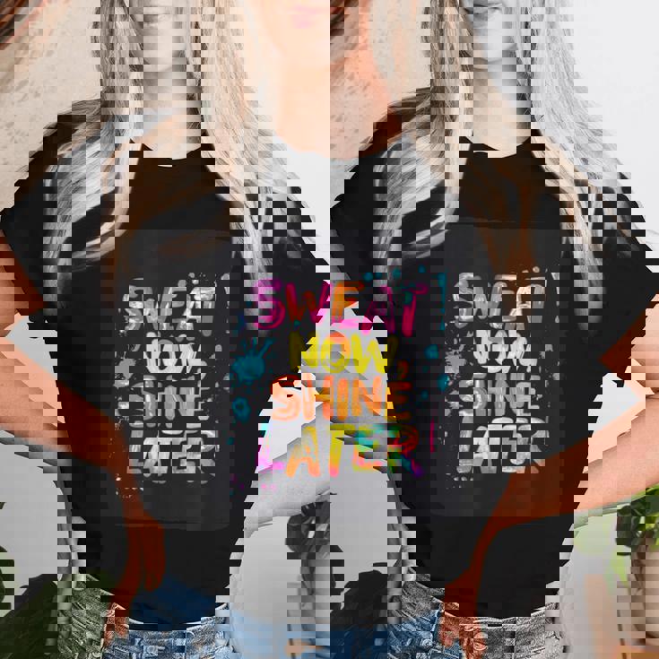 カラフルな汗が今輝き、男の子と女の子のためのステートメント。 レディースTシャツ 彼女への贈り物