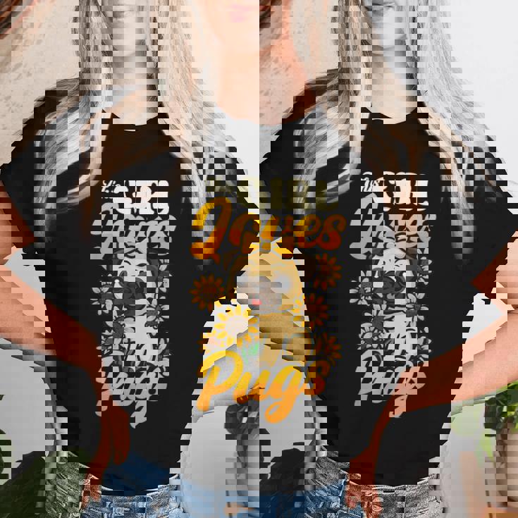 ガールズパグ犬愛好家 This Girl Loves Pugs レディースTシャツ 彼女への贈り物