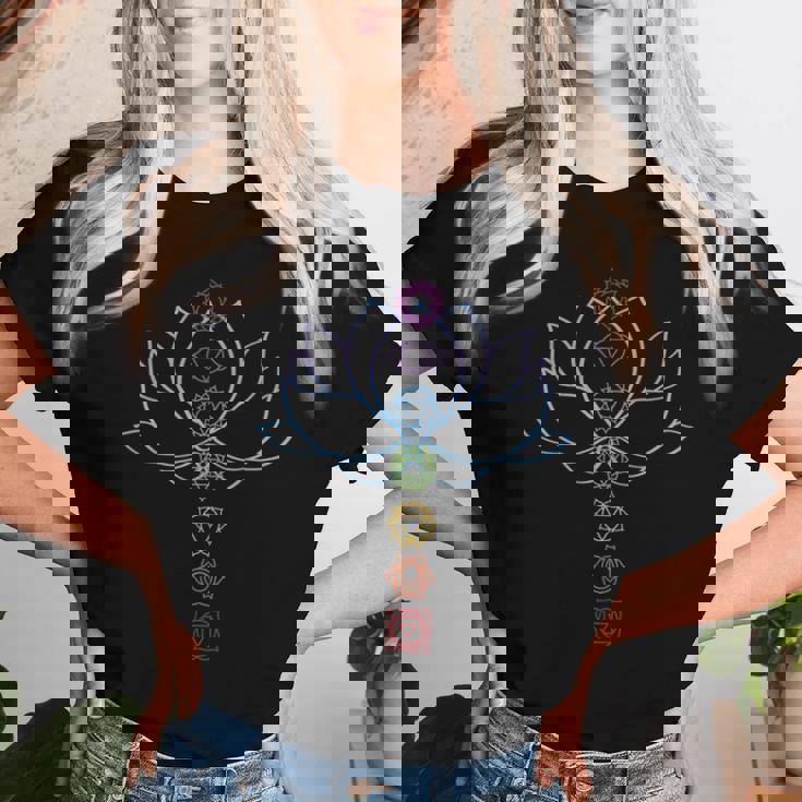 スピリチュアル禅 蓮の花のチャクラ ヨガ愛好家 レディースTシャツ 彼女への贈り物
