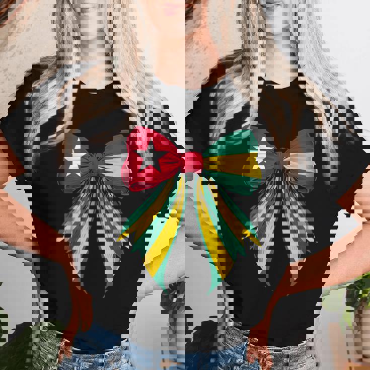 トーゴ トーゴ語 プライド コケット リボン 旗 女の子 ママ レディースTシャツ 彼女への贈り物