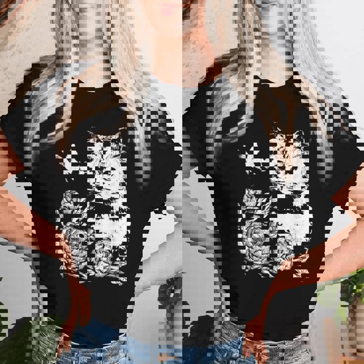 バラと蝶の猫、花柄 レディースTシャツ 彼女への贈り物