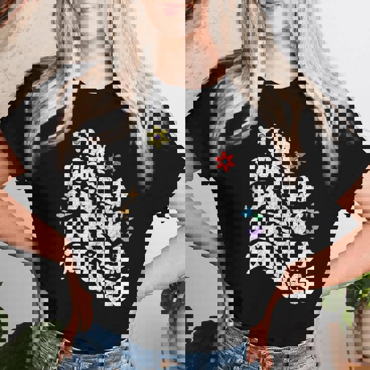 レトロ Groovy Im Lucila Doing Lucila Things 面白い母 レディースTシャツ 彼女への贈り物