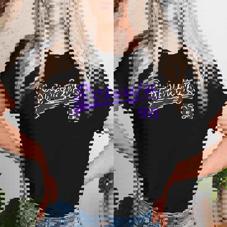 卒寿祝い 野球 野球好き 野球ユニフォーム風otsuju 文字 父 母 男性 女性 90歳 誕生日 前後プリント レディースTシャツ 彼女への贈り物