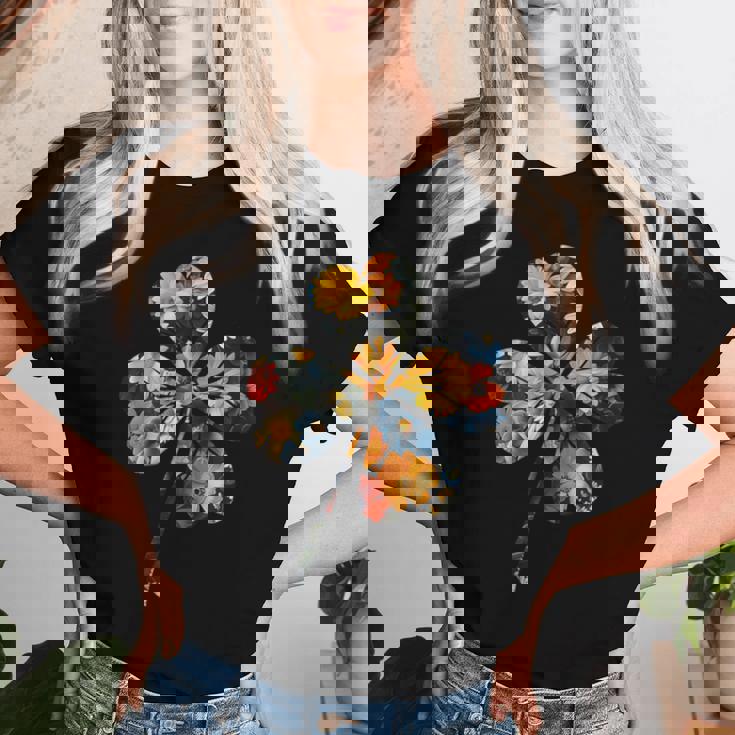 四つ葉のクローバーのシルエット 花 植物 花柄 レディースTシャツ 彼女への贈り物