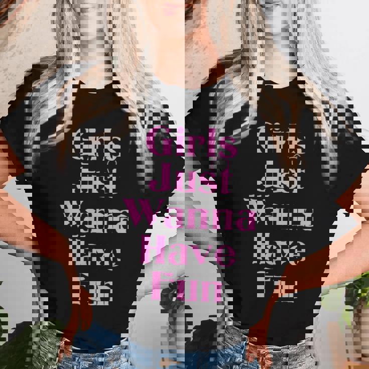 女の子はただ楽しみたいだけ レディースTシャツ 彼女への贈り物