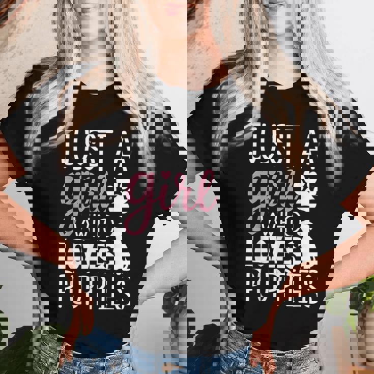 子犬 女の子 犬好き キュート ピンク 足跡プリント デザイン レディースTシャツ 彼女への贈り物