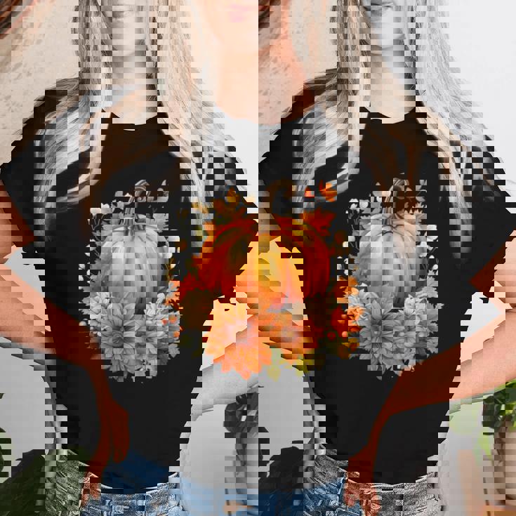 秋の花とカボチャ レディースTシャツ 彼女への贈り物