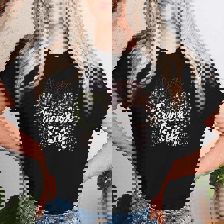 花火スタッフ 爆発の後ろに留まる花火 レディースTシャツ 彼女への贈り物