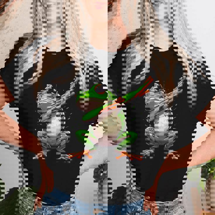 軽くたたくカエルの面白い動物のダンスギフト 男の子と女の子向け レディースTシャツ 彼女への贈り物