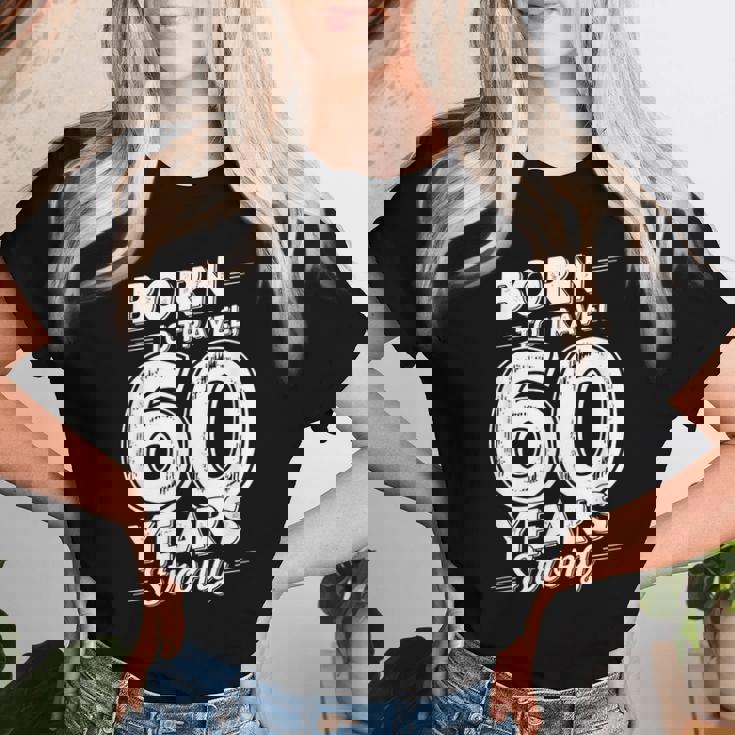 還暦祝い 旅行好き 父 母 男性 女性 60歳 レトロ おしゃれ 文字デザイン Born To Travel レディースTシャツ 彼女への贈り物